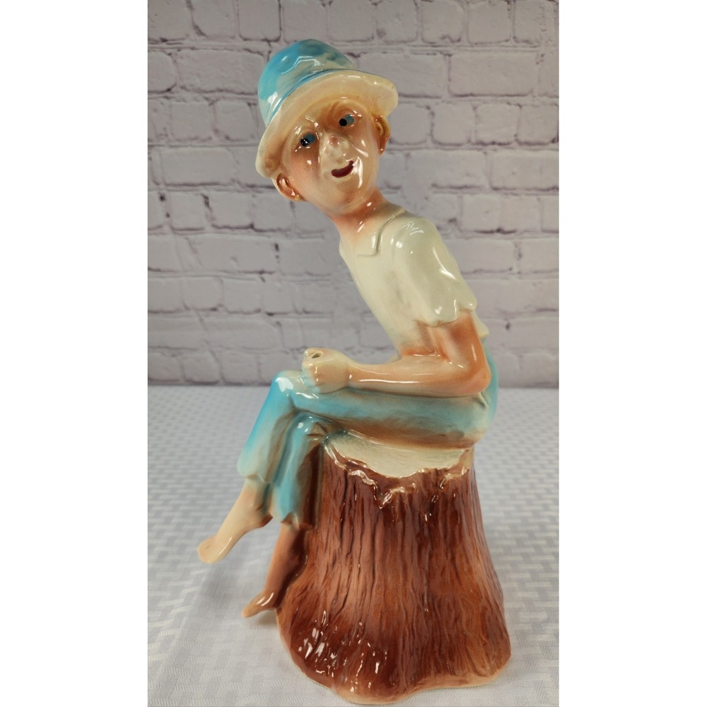Shawnee Pottery " Little Boy Blue" 1930s Country Boy Sitting On Stump